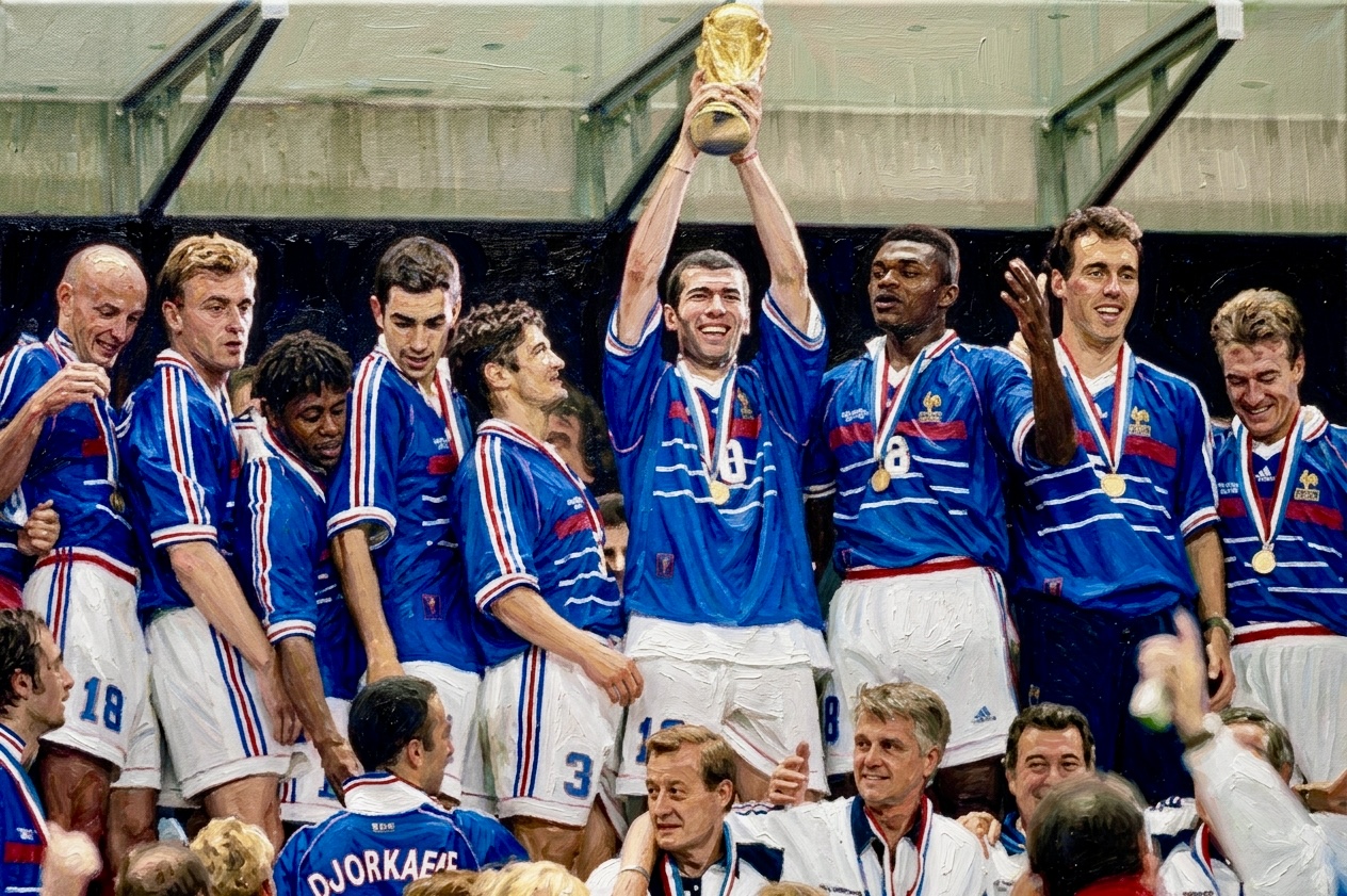 Zinedine Zidane, figura de la gran final festeja levantado la copa.